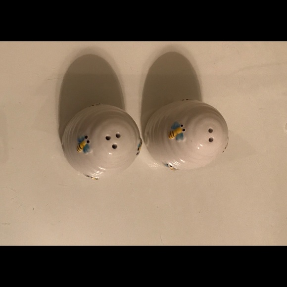 HoneyBee Spoon Rest with Salt & Pepper Shaker Set - Picture 6 of 6